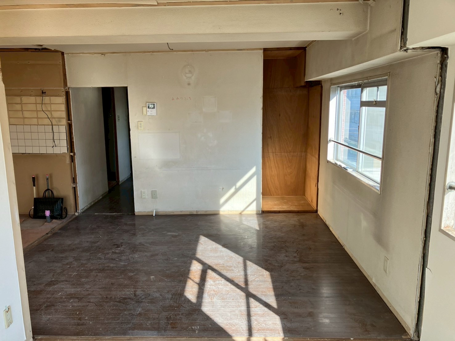 マンションリノベーション工事　部分解体