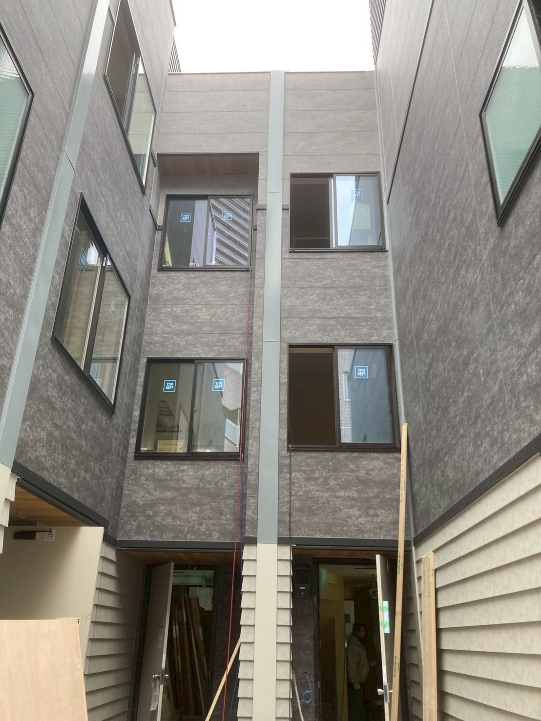 新宿分譲住宅　屋根セキノ興産　立平ロック　外壁　東レラップ14窯変タイプ　kmewFLATDESIGNPANEL